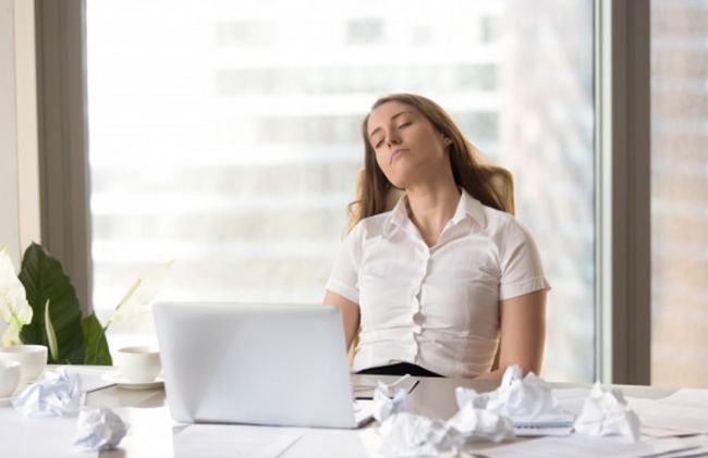 mujer-cansada-duermiendo